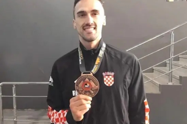 Ivan Kvesić osvojio brončanu medalju na Svjetskom prvenstvu u karateu u Kairu