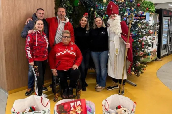 Za blagdan sv. Nikole Toyota darivala mališane u bolnicama u Zagrebu, Rijeci i Splitu