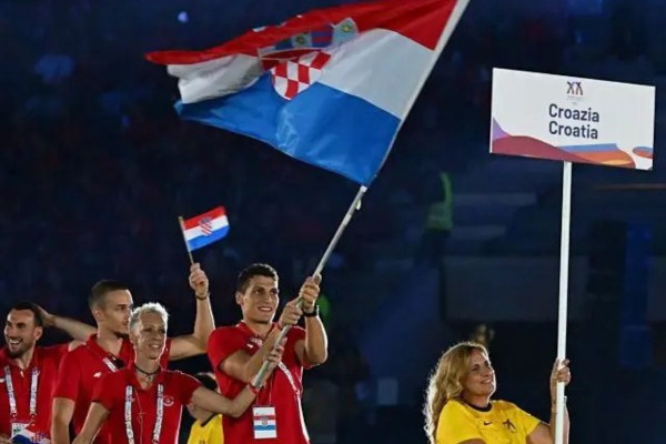 U Tarantu svečano otvorene XX. Mediteranske igre; hrvatsku zastavu nosili Nives Jelovica i Ivan Šapina