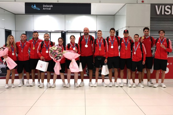 Iz Taranta se vratila skupina od 52 člana izaslanstva, među njima i 16 medaljaš(ic)a